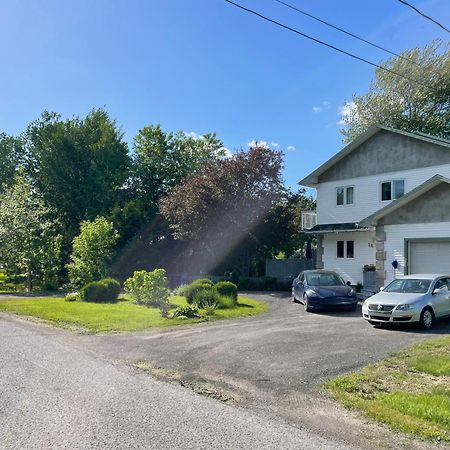 Family House 4 Seasons Hotel Saint-Jean-sur-Richelieu Bagian luar foto